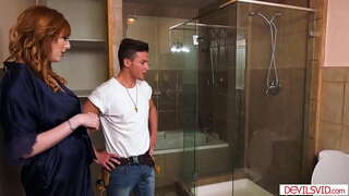 Busty wraig cuckolds gŵr gan sugno a ffycin plymwr