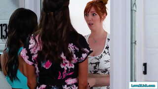 Maćeha i pastorku ide da se suoči sa siledžija i da su sisate crvenokosa moli za oproštaj nude im 3some.Ona facesits brineta kao ona lizao