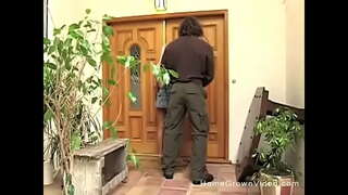 חרמנית בלונדינית מבאס ואז מזיינת את החבר שלה על המרפסת