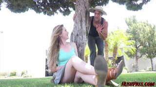 Sable Jones kumenywa Gardener phezu Trim yakhe Bush