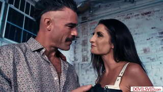 ���ार गधा कमबख्त उसकी पत्नी busty श्यामला के साथ सबसे अच्छा दोस्त