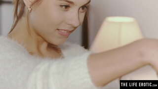 Bòidheach brunette watches dhèanamh dhi fhèin ann an sgàthan fhad ' s a masturbating