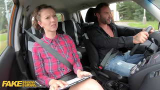 Saxta sürücülük məktəbi şagirdi Açıq havada lanetdən əvvəl Emilia Argan qəhvə təlimatçısını alır