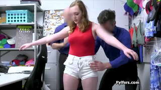 ���ठावदार उरोज असलेली तरूणी वर gags हार्ड cocks दोन रक्षक