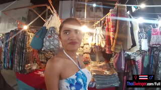 Āzijas teen draudzene jutās, it kā dodot viņai draugs ar orālo seksu, kad tie got mājās