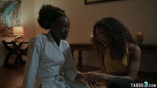 ���ුඩා titted කළුවර යෞවන ලෙව කෑම සහ fingering එක් එක් අනෙකුත්