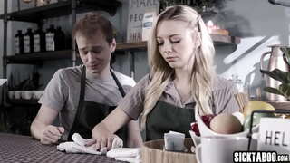 Sexy stepsis Lily Larimar chicos disfrutaron de gran polla dura después de que ella se la chupaba