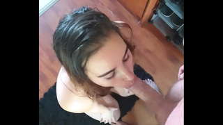 Meisie suig my piel net om te sluk al my kom / gesig