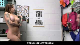 TeenShoplifter.com - დიდი ტრაკი ბოძზე მოცეკვავე, აბაზანა ჩანთაში