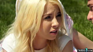 Mladi pivot sestru grubo трахнули u vrtu na otvorenom