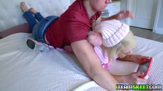 Sexy joueurs babe Ava Sinclair fèy li yo jwèt la epi yo kòmanse fucking boyfriends l &#039;kòk chante ak fè l &#039; cum nan tits gwo l&#039;