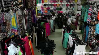 Blondie teen Haley Shpate thithte karin dhe marrjen e saj pidhi fucked wildly në të njëjtën kohë