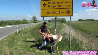 Creampie ar y stryd gyda blonde slut cum