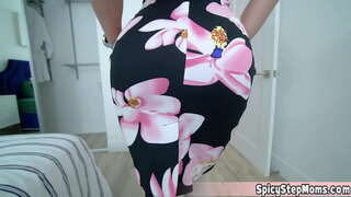 Ibu tiri mempunyai beberapa masalah Dia adalah nymphomaniac dan dia tidak bisa berhenti