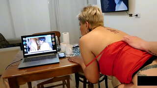 Mimi kugundua naye upelelezi juu ya mimi wakati mimi punyeto na mimi kufanya naye kujaza punda wangu na maziwa mpaka kufurika .....