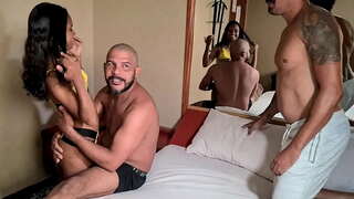 A háttérben az a kamera elé, a vadonatúj carioca, de az érzés, a két kakas a puncijában ugyanakkor, az első alkalommal, amely a teljes terhelés cum