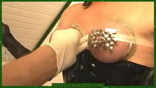 Tits ar piespraudes &amp;amp; play ar urinēt caurums