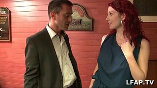 Hardd MILF redhead fucked yn yr ystafell filiards