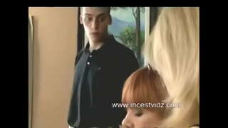 Hatua ya Mama na hatua Mwana tembelea kubwa hatua Shangazi juu ya siku ya Kuzaliwa kwake