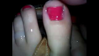 Teen ia ceva sperma pe picioare și sandale