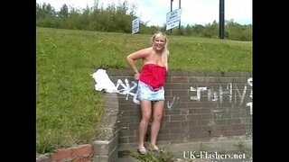 Gagica blonda Lenas nuditate publică și pieptoase intermitent engleză prietenele arată