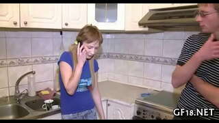 جميلة في سن المراهقة هوتي يقف الكلب الأزياء