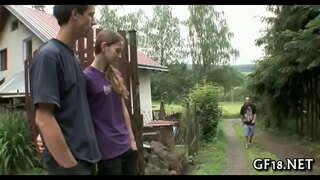 Som babe sprer bena vidåpne