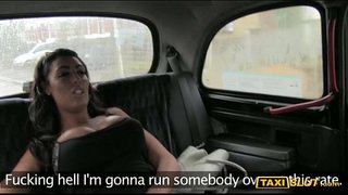 Enfawr juggs Ava drilio gyda gyrrwr ar y backseat ei cab