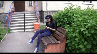 Lustful ലേഡി widens അവളുടെ കാലുകൾ