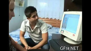 Egész jogi korú tinédzser lány áll póz