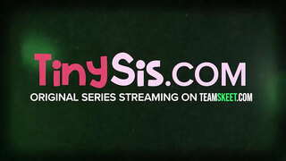 18-летняя Ариана Гранд здесь для одного-единственного дела - трахнуться! Эта сексуальная красотка с задницей любит смотреть на твое лицо, когда член глубоко засажен ей в горло, и стонет от восторга, когда ее пихают