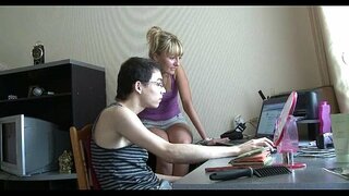 ���व्य तरुण मुलगी stands doggy fashion