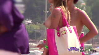 ���ે સુંદર છોકરી ચાલો નીચે જવામાં બીચ typsy &amp;amp; અર્ધનગ્ન મળીને