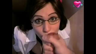 όμορφη κοπέλα σε γυαλιά παίρνει για τα καλά