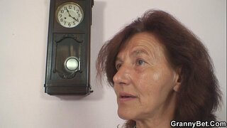 נייען אַלט בובעלע און יינגל