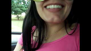 A felesége, Rachel mutatja ki az utcán