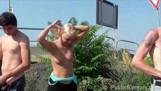 Y. ქერა გოგონა PUBLIC sex ქუჩის დღისით