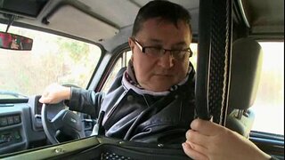 Hadjara பிடித்து ஒரு சவாரி ஒரு பழைய மனிதன்