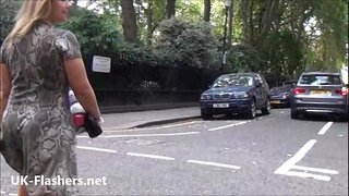 Sexy intermitent blonda Ashley Călăreți în aer liber exhibiționism și amatori plimbareti pitipoance