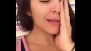 видео бахшида ба бача берун демонстрирующему мушакҳои худро