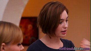 Busty ជំទង់ licks ស្រឡាញ់