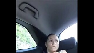 Ő cums a kocsiban