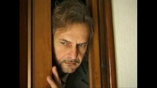 Blond laura conti blir en rolig trekant