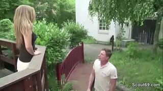 Küçük ince genç borçları nedeniyle ev sahibi tarafından becerdin 