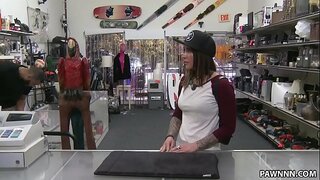 Nézd meg, hogy ez a szexi barna lány baszik - XXX Gyalog