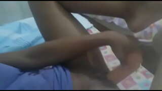 Kinyitja, majd nyomja összes