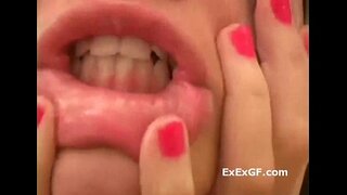 Прекрасна фигура девојка задева нејзиното голо тело во туш