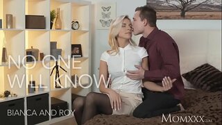 ���ິວເນື້ອສີຂາຫ້ອງການນາຍຈ້າງແມ່ນດີໃຈທີ່ນາງໂກກ່ຽວກັບສາມີມີຫ້ອງການເຈ.