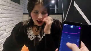 Meedchen gehänselt vum Frënd mat ohmibod am restaurant