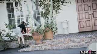 Big titted realtor teen a dhéanann cinnte go bhfuil sí díolann an teach